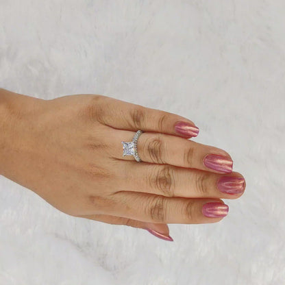 Diamond Solitaire RIng - hand Model