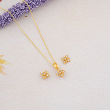 Load image into Gallery viewer, Windmill yellow gold pendant set